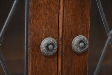 イギリスヴィンテージ　Wood Bros(ウッド・ブロス)社　Old Charm(オールドチャーム)コレクション　三面に彫刻が施されたステンドグラス入りキャビネット　(R-087792)