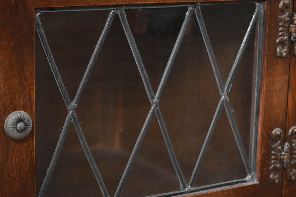 イギリスヴィンテージ　Wood Bros(ウッド・ブロス)社　Old Charm(オールドチャーム)コレクション　三面に彫刻が施されたステンドグラス入りキャビネット　(R-087792)