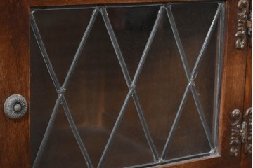 イギリスヴィンテージ　Wood Bros(ウッド・ブロス)社　Old Charm(オールドチャーム)コレクション　三面に彫刻が施されたステンドグラス入りキャビネット　(R-087792)