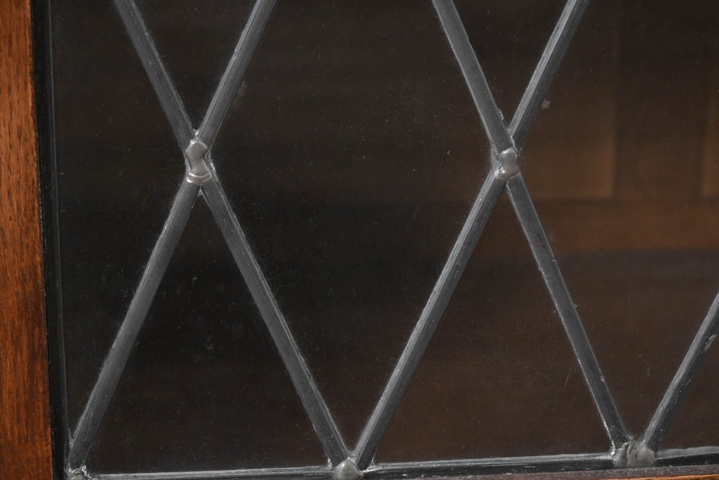 イギリスヴィンテージ　Wood Bros(ウッド・ブロス)社　Old Charm(オールドチャーム)コレクション　三面に彫刻が施されたステンドグラス入りキャビネット　(R-087792)