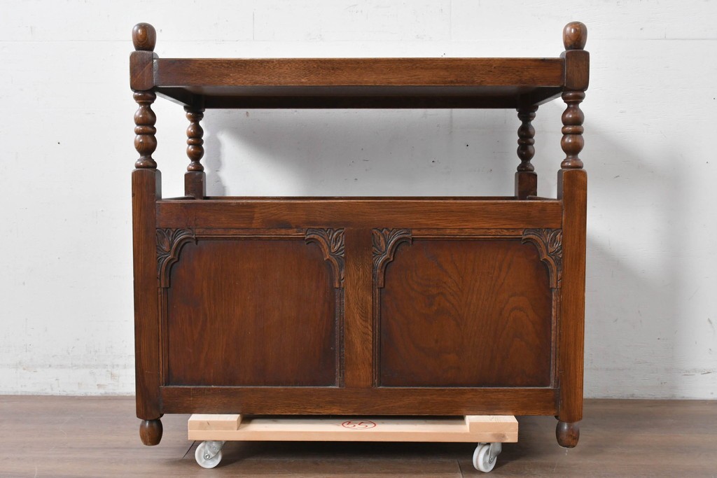 イギリスヴィンテージ　Wood Bros(ウッド・ブロス)社　Old Charm(オールドチャーム)コレクション　三面に彫刻が施されたステンドグラス入りキャビネット　(R-087792)