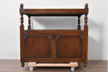 イギリスヴィンテージ　Wood Bros(ウッド・ブロス)社　Old Charm(オールドチャーム)コレクション　三面に彫刻が施されたステンドグラス入りキャビネット　(R-087792)