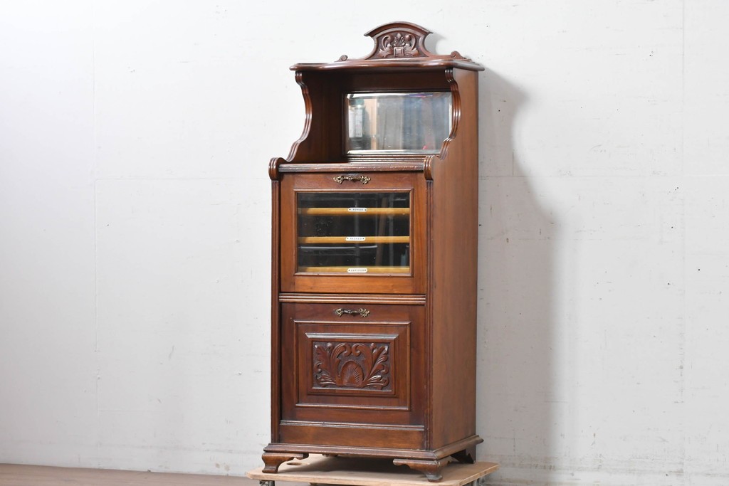 イギリスアンティーク　フラップ式収納が付いたクラシカルな彫刻入りミュージックキャビネット　(R-087793)