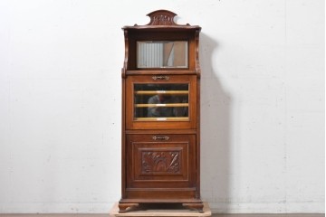 イギリスアンティーク　フラップ式収納が付いたクラシカルな彫刻入りミュージックキャビネット　(R-087793)