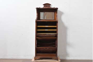 イギリスアンティーク　フラップ式収納が付いたクラシカルな彫刻入りミュージックキャビネット　(R-087793)