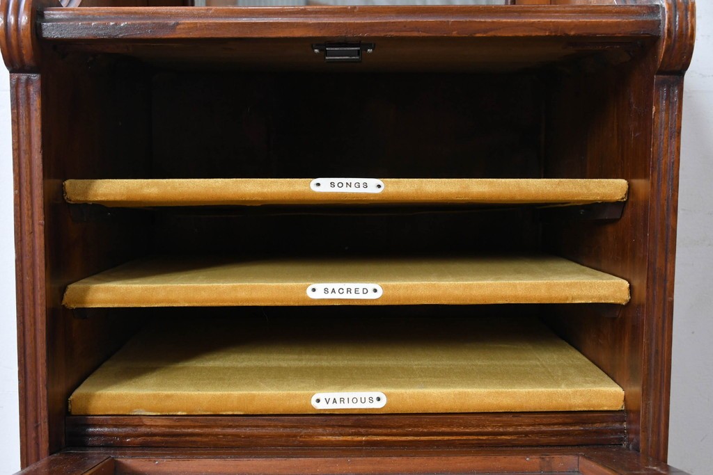 イギリスアンティーク　フラップ式収納が付いたクラシカルな彫刻入りミュージックキャビネット　(R-087793)