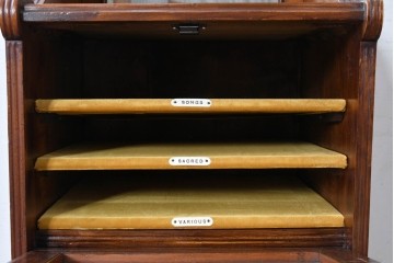 イギリスアンティーク　フラップ式収納が付いたクラシカルな彫刻入りミュージックキャビネット　(R-087793)