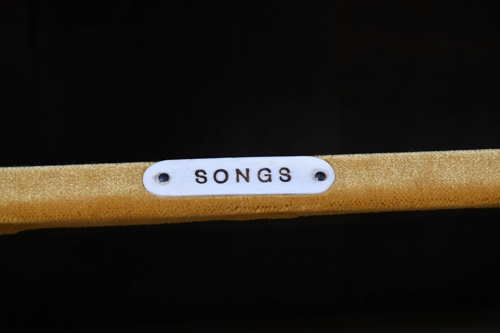 イギリスアンティーク　フラップ式収納が付いたクラシカルな彫刻入りミュージックキャビネット　(R-087793)