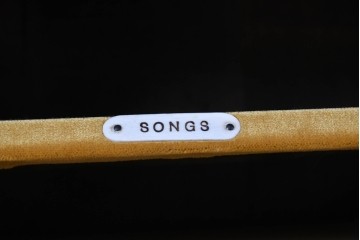 イギリスアンティーク　フラップ式収納が付いたクラシカルな彫刻入りミュージックキャビネット　(R-087793)