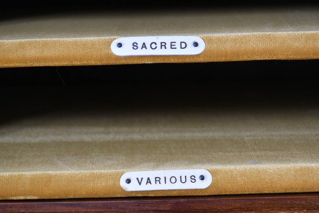 イギリスアンティーク　フラップ式収納が付いたクラシカルな彫刻入りミュージックキャビネット　(R-087793)