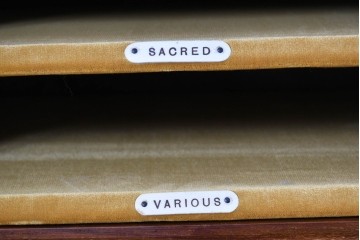 イギリスアンティーク　フラップ式収納が付いたクラシカルな彫刻入りミュージックキャビネット　(R-087793)