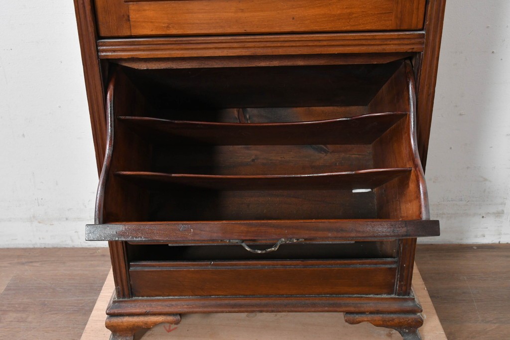 イギリスアンティーク　フラップ式収納が付いたクラシカルな彫刻入りミュージックキャビネット　(R-087793)