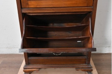 イギリスアンティーク　フラップ式収納が付いたクラシカルな彫刻入りミュージックキャビネット　(R-087793)