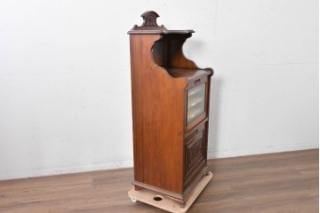 イギリスアンティーク　フラップ式収納が付いたクラシカルな彫刻入りミュージックキャビネット　(R-087793)