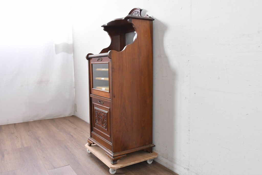 イギリスアンティーク　フラップ式収納が付いたクラシカルな彫刻入りミュージックキャビネット　(R-087793)