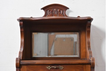 イギリスアンティーク　フラップ式収納が付いたクラシカルな彫刻入りミュージックキャビネット　(R-087793)