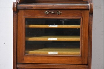 イギリスアンティーク　フラップ式収納が付いたクラシカルな彫刻入りミュージックキャビネット　(R-087793)