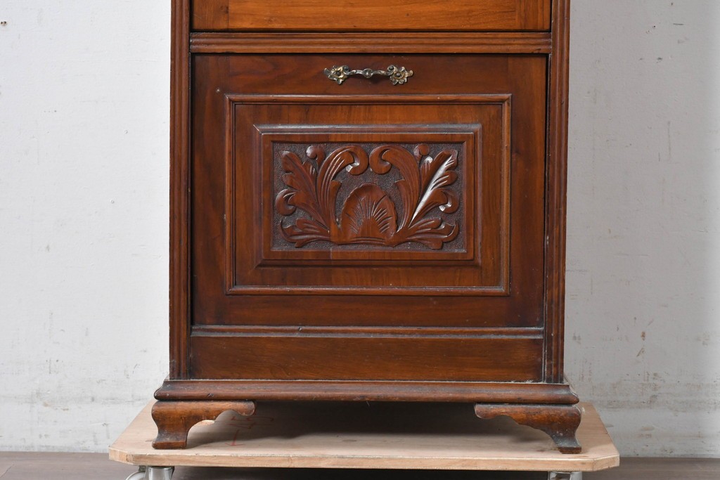 イギリスアンティーク　フラップ式収納が付いたクラシカルな彫刻入りミュージックキャビネット　(R-087793)