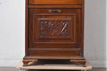 イギリスアンティーク　フラップ式収納が付いたクラシカルな彫刻入りミュージックキャビネット　(R-087793)