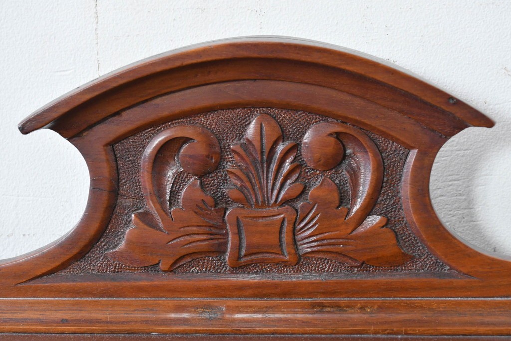 イギリスアンティーク　フラップ式収納が付いたクラシカルな彫刻入りミュージックキャビネット　(R-087793)