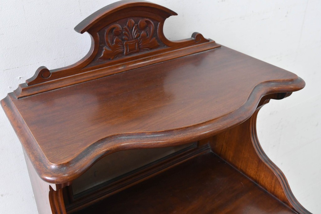 イギリスアンティーク　フラップ式収納が付いたクラシカルな彫刻入りミュージックキャビネット　(R-087793)