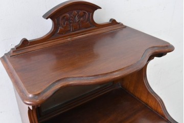 イギリスアンティーク　フラップ式収納が付いたクラシカルな彫刻入りミュージックキャビネット　(R-087793)