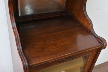 イギリスアンティーク　フラップ式収納が付いたクラシカルな彫刻入りミュージックキャビネット　(R-087793)