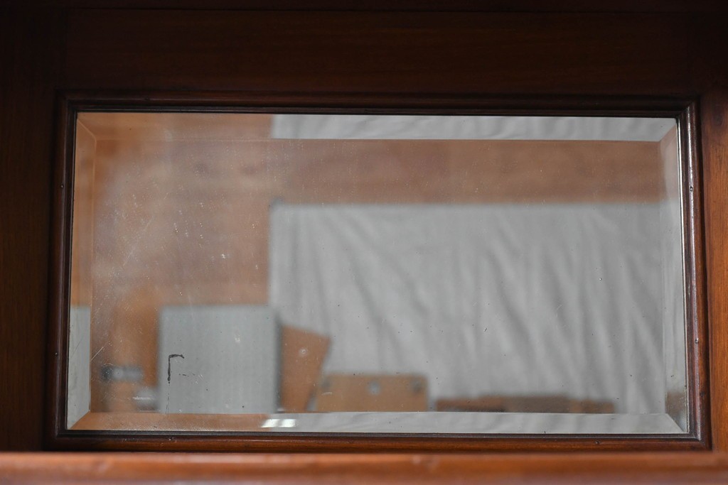 イギリスアンティーク　フラップ式収納が付いたクラシカルな彫刻入りミュージックキャビネット　(R-087793)