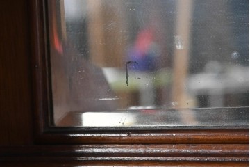 イギリスアンティーク　フラップ式収納が付いたクラシカルな彫刻入りミュージックキャビネット　(R-087793)