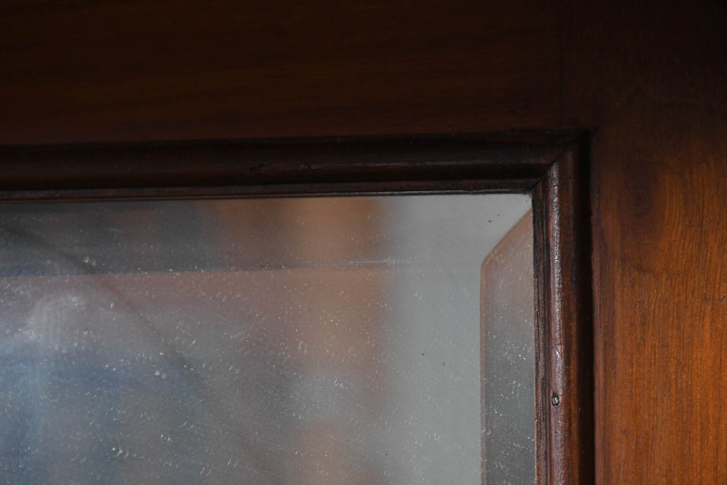 イギリスアンティーク　フラップ式収納が付いたクラシカルな彫刻入りミュージックキャビネット　(R-087793)