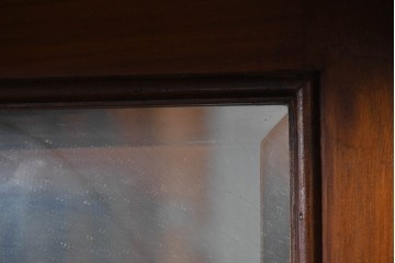 イギリスアンティーク　フラップ式収納が付いたクラシカルな彫刻入りミュージックキャビネット　(R-087793)