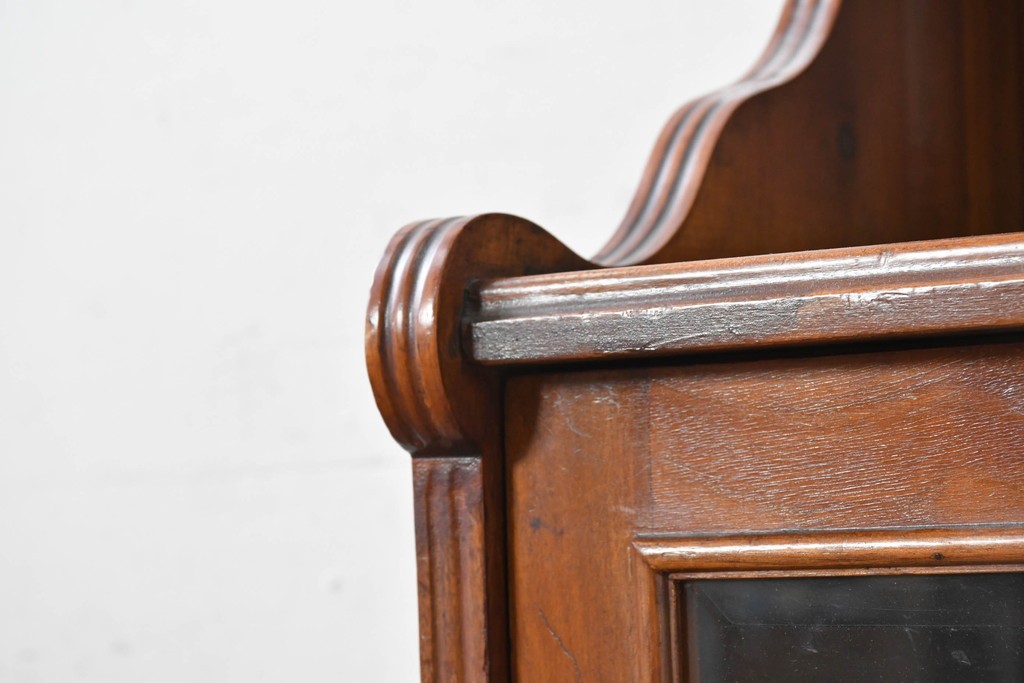 イギリスアンティーク　フラップ式収納が付いたクラシカルな彫刻入りミュージックキャビネット　(R-087793)