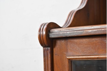 イギリスアンティーク　フラップ式収納が付いたクラシカルな彫刻入りミュージックキャビネット　(R-087793)