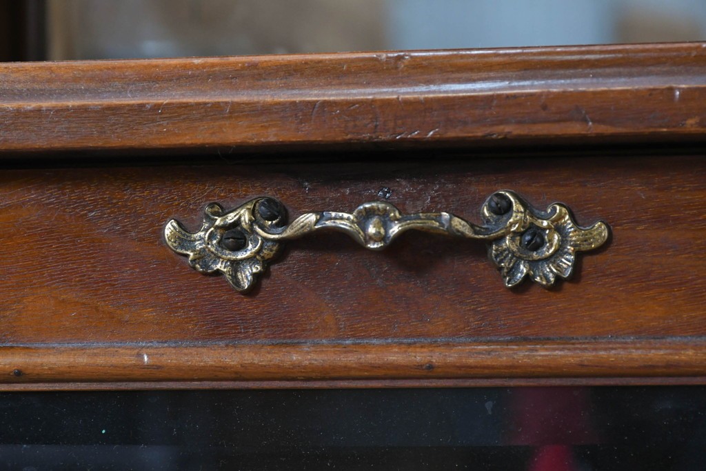 イギリスアンティーク　フラップ式収納が付いたクラシカルな彫刻入りミュージックキャビネット　(R-087793)