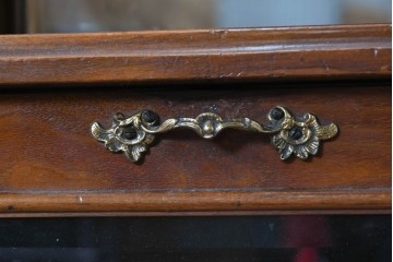 イギリスアンティーク　フラップ式収納が付いたクラシカルな彫刻入りミュージックキャビネット　(R-087793)