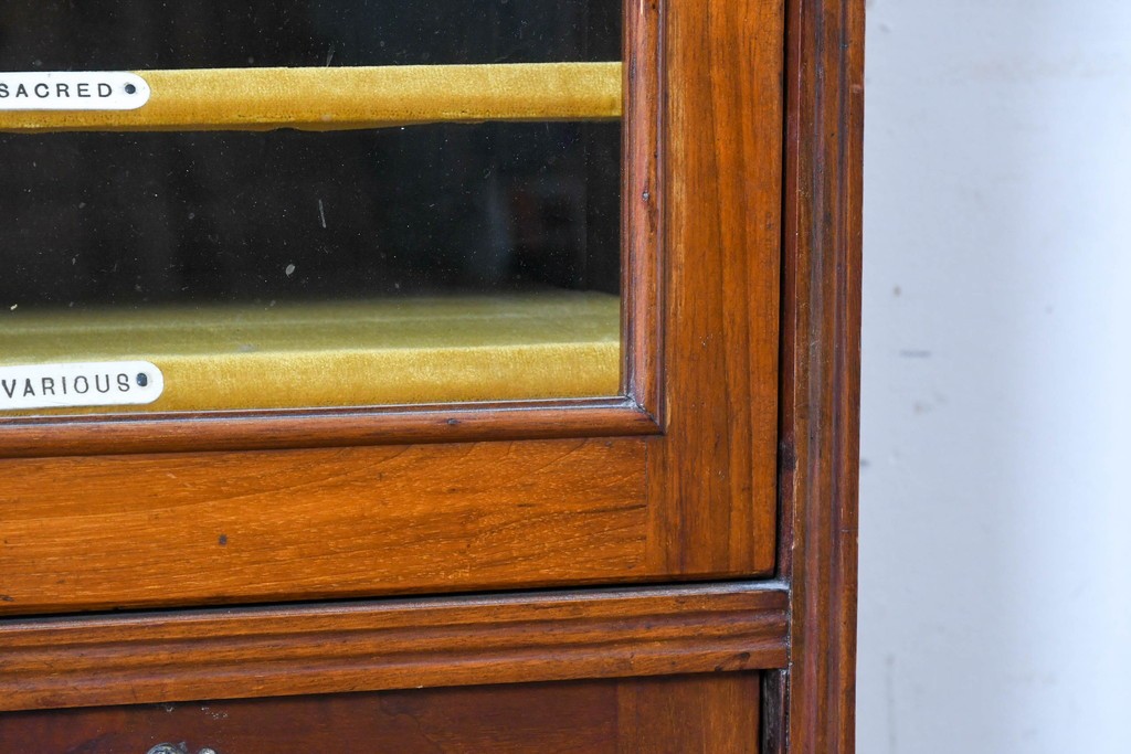 イギリスアンティーク　フラップ式収納が付いたクラシカルな彫刻入りミュージックキャビネット　(R-087793)