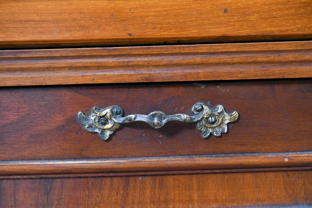 イギリスアンティーク　フラップ式収納が付いたクラシカルな彫刻入りミュージックキャビネット　(R-087793)