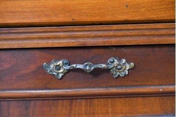 イギリスアンティーク　フラップ式収納が付いたクラシカルな彫刻入りミュージックキャビネット　(R-087793)