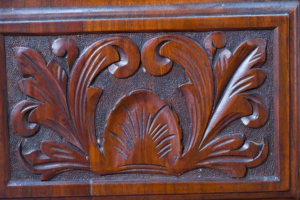 イギリスアンティーク　フラップ式収納が付いたクラシカルな彫刻入りミュージックキャビネット　(R-087793)