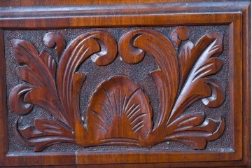 イギリスアンティーク　フラップ式収納が付いたクラシカルな彫刻入りミュージックキャビネット　(R-087793)