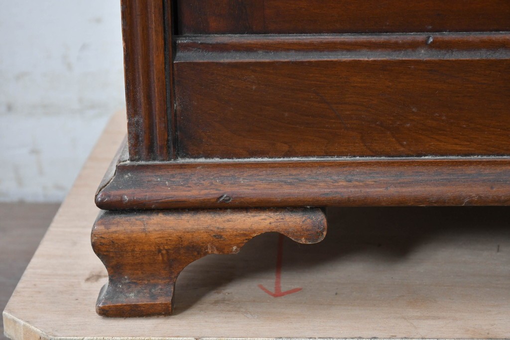 イギリスアンティーク　フラップ式収納が付いたクラシカルな彫刻入りミュージックキャビネット　(R-087793)