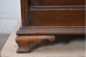 イギリスアンティーク　フラップ式収納が付いたクラシカルな彫刻入りミュージックキャビネット　(R-087793)