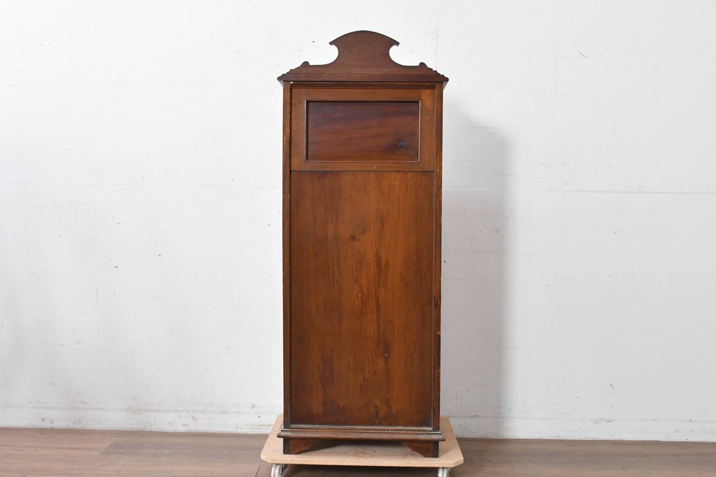 イギリスアンティーク　フラップ式収納が付いたクラシカルな彫刻入りミュージックキャビネット　(R-087793)