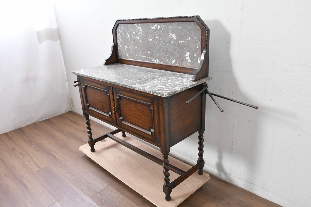 イギリスアンティーク　オーク材　バーリーシュガーツイストレッグが印象的なタオルハンガー付きのウォッシュスタンド　(R-087794)