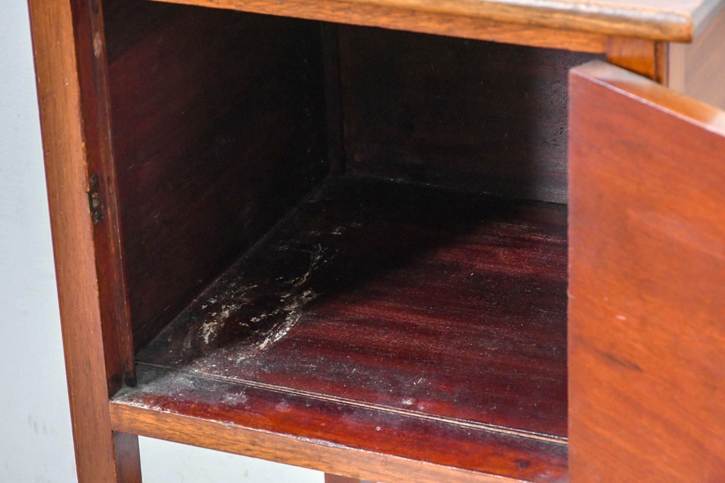 イギリスアンティーク　マホガニー材　シンプルで上品な収納付きサイドテーブル　(R-087796)