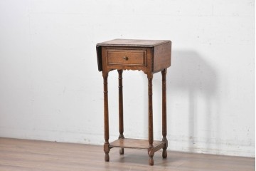 イギリスアンティーク　コンパクトで使い勝手の良い引き出し付きバタフライサイドテーブル　(R-087797)