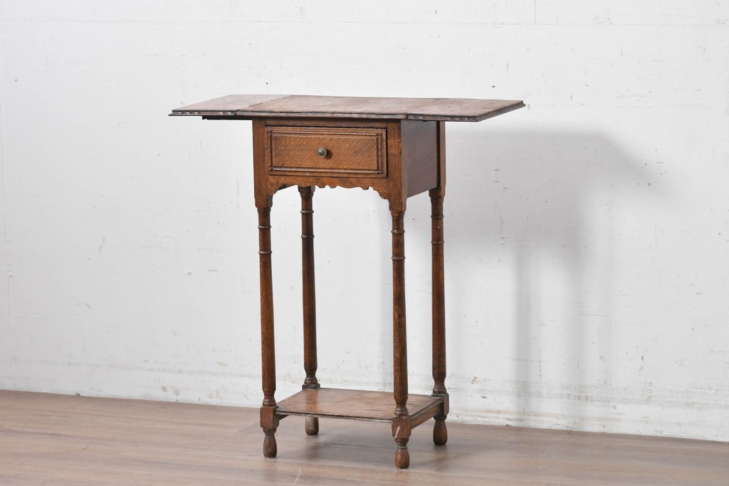 イギリスアンティーク　コンパクトで使い勝手の良い引き出し付きバタフライサイドテーブル　(R-087797)