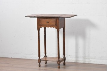イギリスアンティーク　コンパクトで使い勝手の良い引き出し付きバタフライサイドテーブル　(R-087797)