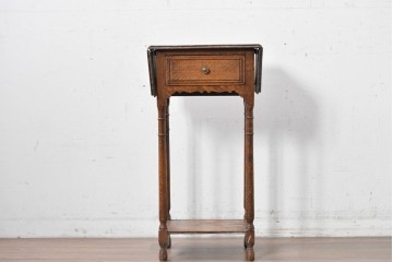 イギリスアンティーク　コンパクトで使い勝手の良い引き出し付きバタフライサイドテーブル　(R-087797)