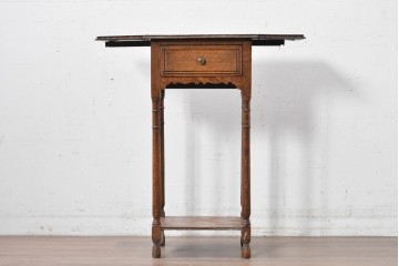 イギリスアンティーク　コンパクトで使い勝手の良い引き出し付きバタフライサイドテーブル　(R-087797)